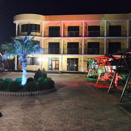Hotel Danelyan Pitsoenda Buitenkant foto