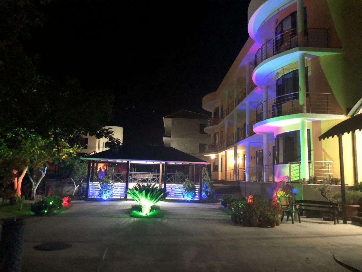 Hotel Danelyan Pitsoenda Buitenkant foto